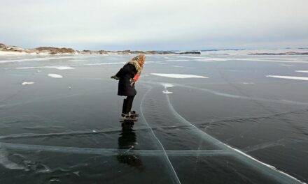 Νότια Σιβηρία: 80χρονη διασχίζει καθημερινά τη λίμνη Βαϊκάλη με… πατίνια