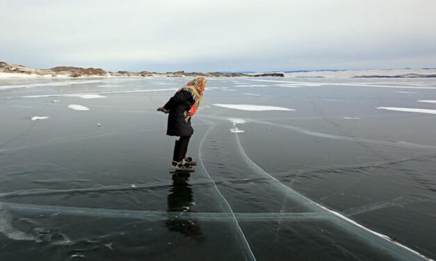 Νότια Σιβηρία: 80χρονη διασχίζει καθημερινά τη λίμνη Βαϊκάλη με… πατίνια