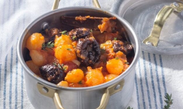 Στιφάδο με δαμάσκηνα: Ένα χειμωνιάτικο πιάτο από την Καρδίτσα