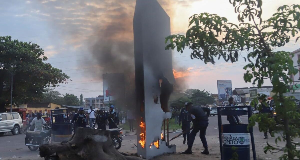 Ο μυστηριώδης μονόλιθος εμφανίστηκε και στο Κονγκό – Τον κατέστρεψαν οι κάτοικοι (video)