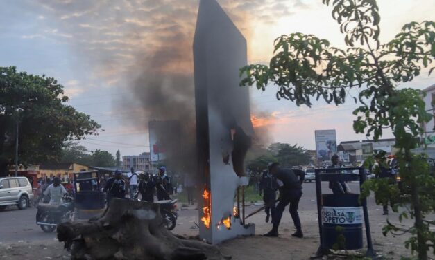 Ο μυστηριώδης μονόλιθος εμφανίστηκε και στο Κονγκό – Τον κατέστρεψαν οι κάτοικοι (video)