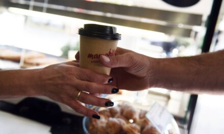 Νέα μέτρα και τσουχτερά πρόστιμα από σήμερα για εστίαση και take away