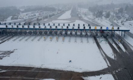 Στα λευκά η εθνική οδός – Τα χιονισμένα διόδια στις Αφίδνες… από ψηλά (video)
