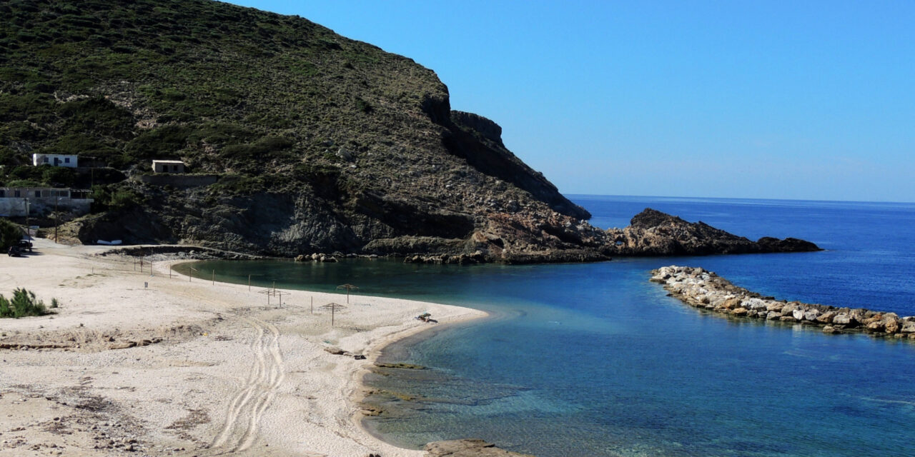 Εύβοια: Η άγνωστη παραλία με τον περίεργο κυματοθραύστη σε σχήμα “μπανάνας” (video)