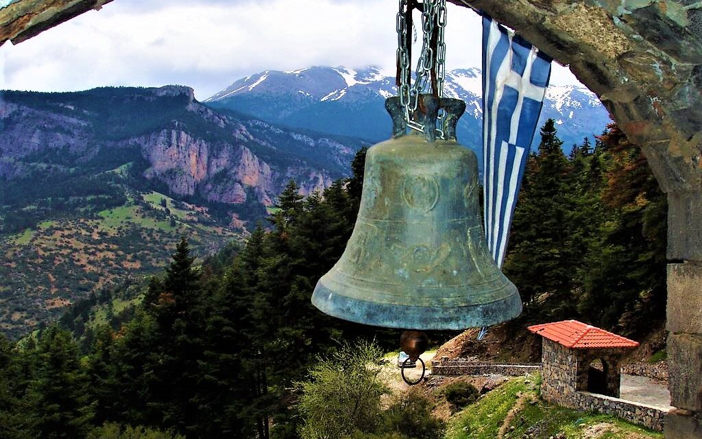 Κάτω Ταρσός: Τα “Μετέωρα” της Κορινθίας και η Παναγιά των βράχων