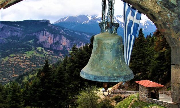 Κάτω Ταρσός: Τα “Μετέωρα” της Κορινθίας και η Παναγιά των βράχων