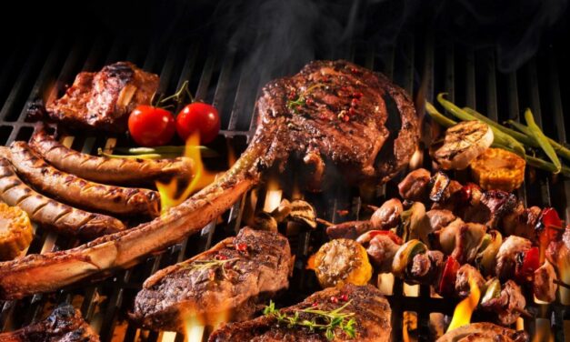 Τσικνοπέμπτη στο σπίτι: 5 μαγαζιά που φέρνουν λαχταριστά κρεατικά στο σπίτι σας