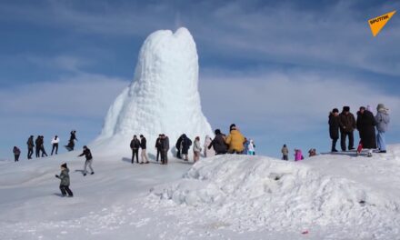 Παγωμένο “ηφαίστειο” στο Καζακστάν εκτοξεύει… ατμό – Εντυπωσιακό video