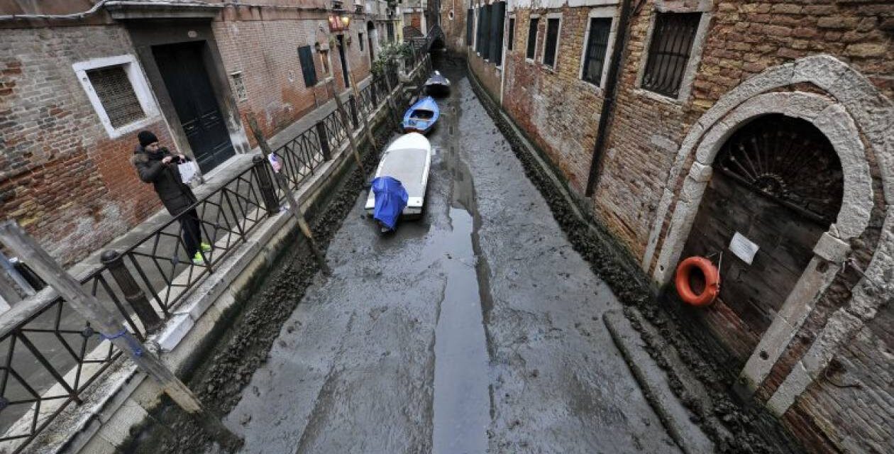 Βενετία: “Στέρεψαν” τα κανάλια – Απόκοσμο θέαμα με γόνδολες αραγμένες στο βυθό (εικόνες)