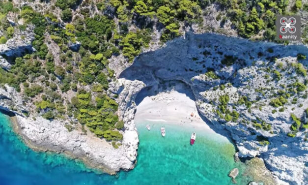 X-Beach: Η παραλία με το μυστηριώδες όνομα – Ο απόλυτος παράδεισος 1,5 ώρα από την Αθήνα (video)