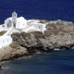 Όταν η θρησκεία συναντά το μεγαλείο της φύσης – 10 από τις πιο όμορφες εκκλησίες της Ελλάδας