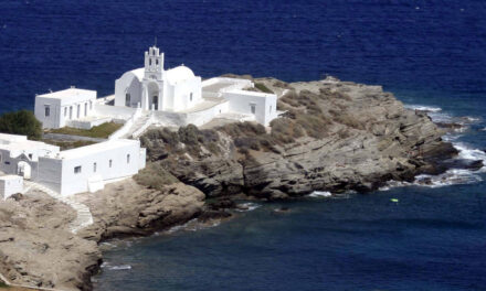 Μία πτήση στον όρμο του Φάρου της Σίφνου με θέα την Χρυσοπηγή (video)