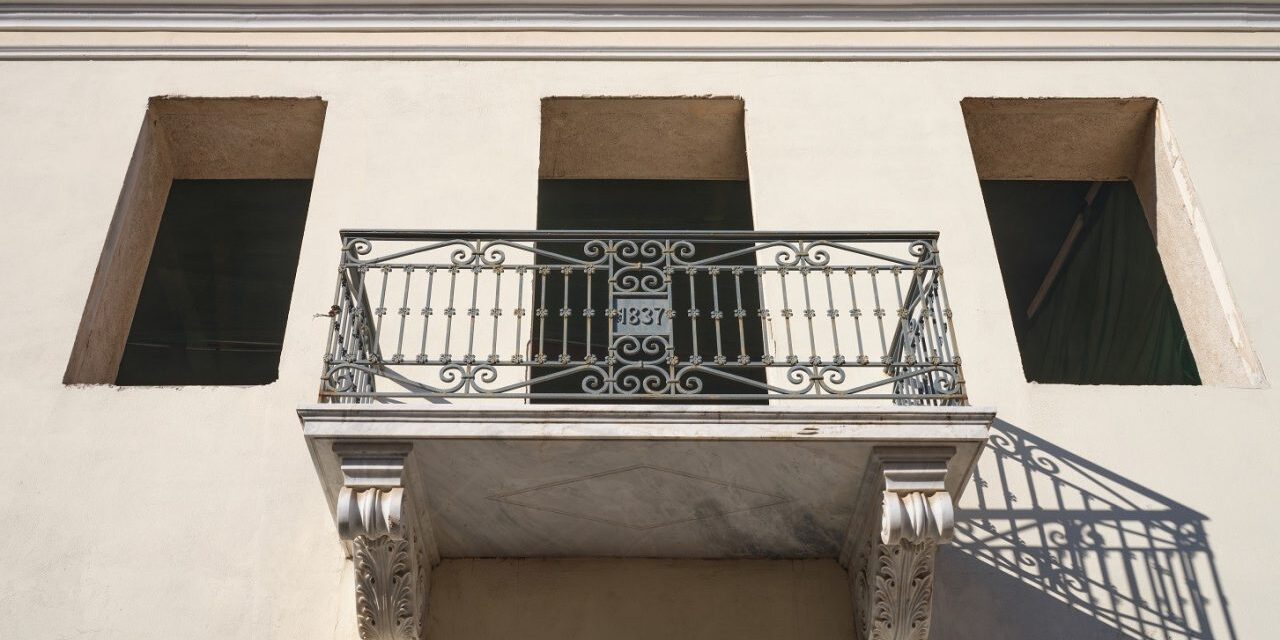 Πωλείται το πρώτο ξενοδοχείο της Αθήνας κάτω από την Ακρόπολη – Δείτε πόσο κοστίζει