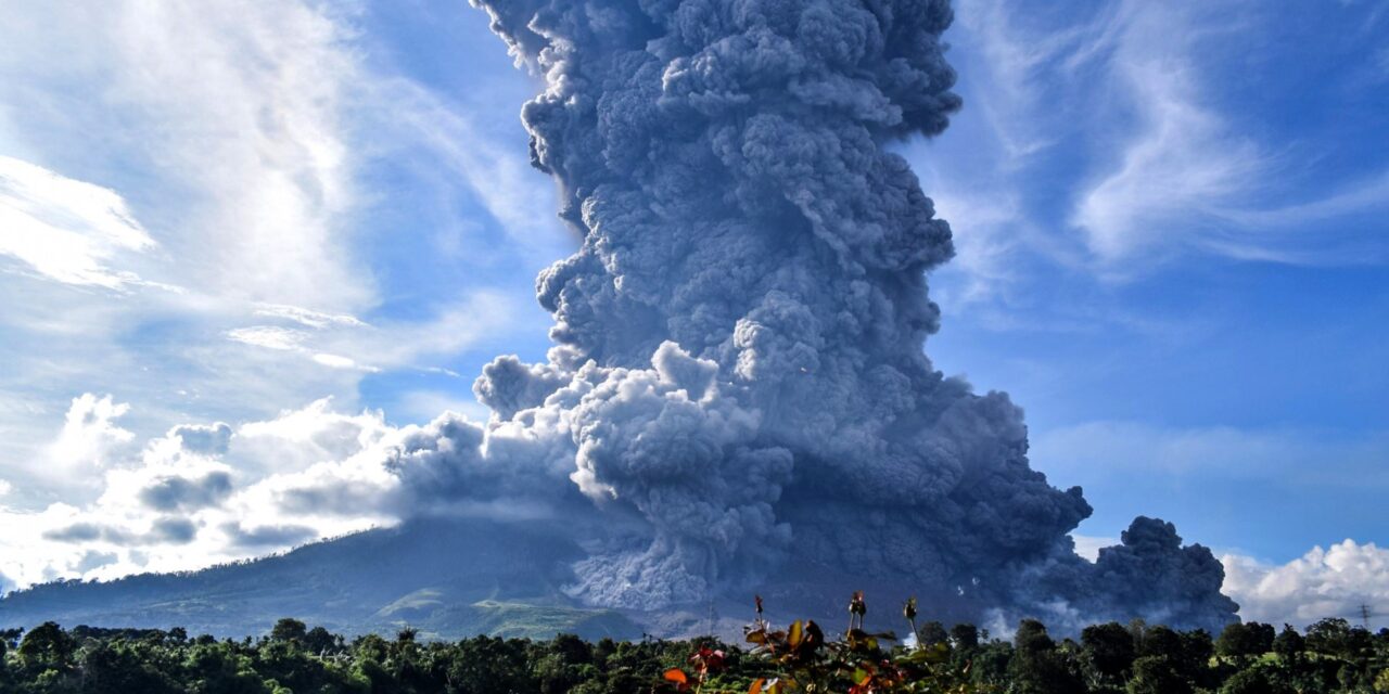 Ινδονησία: Εντυπωσιακό βίντεο από την έκρηξη του ηφαιστείου Σίναμπουνγκ