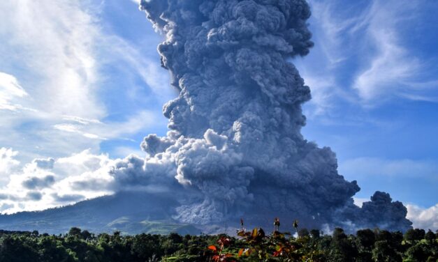 Ινδονησία: Εντυπωσιακό βίντεο από την έκρηξη του ηφαιστείου Σίναμπουνγκ