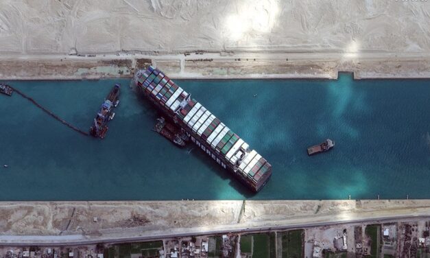 Διώρυγα του Σουέζ: «Αποκολλήθηκε» το Ever Given ύστερα από σχεδόν μια εβδομάδα (video)