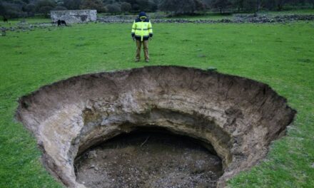 Παράξενο φαινόμενο στη Νίσυρο: Κρατήρες και ρωγμές «ξεφύτρωσαν» στο έδαφος