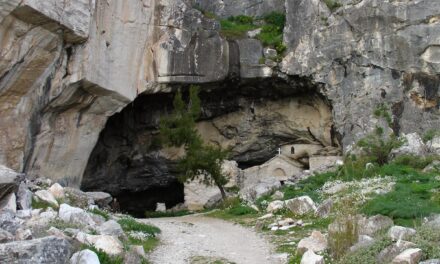 Εξερευνώντας το μυστηριώδες σπήλαιο Αμώμων, γνωστό ως Νταβέλη (video)