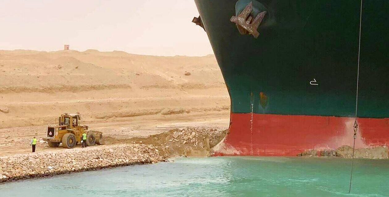 Διώρυγα του Σουέζ : Φόβος να μείνει κλειστή για εβδομάδες – Ζημιές περίπου 10 δισ. την ημέρα