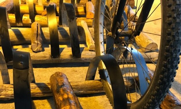 Χαλκιδική: Οινοποιείο φτιάχνει βάσεις στάθμευσης ποδηλάτων από βαρέλια και πίνακες από φελλούς