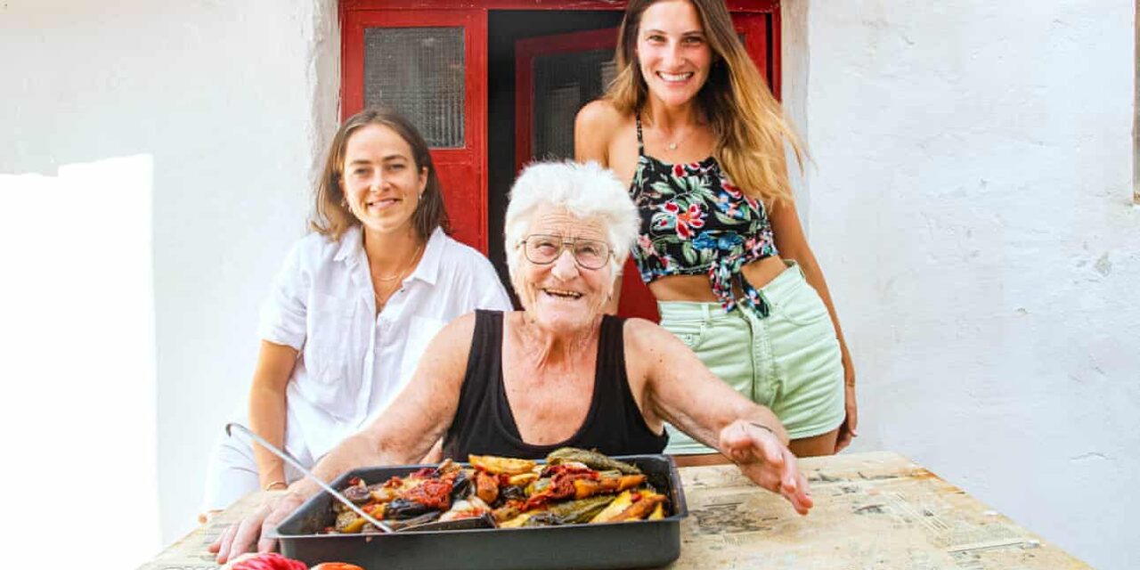 Κερκυραϊκή μαριναρισμένη τσιπούρα με ντιπ σκορδαλιάς – Το πιάτο που υμνεί ο Guardian