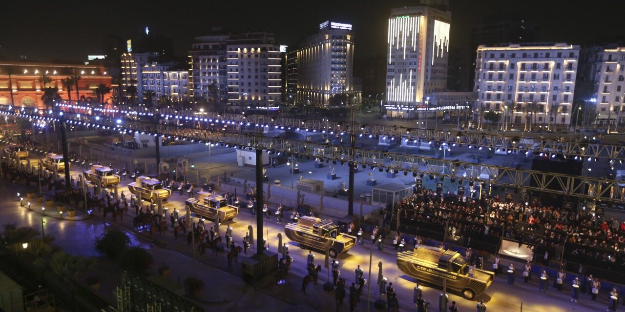 Αίγυπτος: 22 φαραώ μεταφέρθηκαν στο νέο “σπίτι” τους στο Κάιρο με μία λαμπρή πομπή