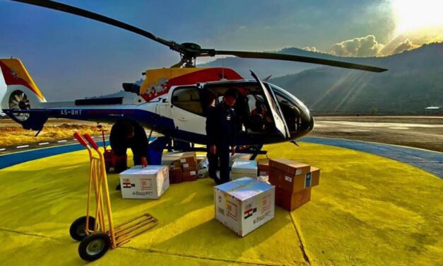 Μάχη με τα γιακ και πεζοπορία μέσα στα χιόνια για να φτάσει το Astra Zeneca στο Μπουτάν