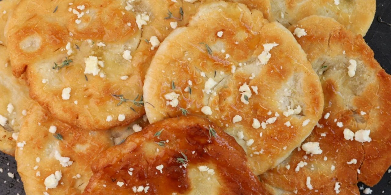 Τραβηχτές πίτες: Αυτή η συνταγή φέρνει άρωμα Μάνης στο σπίτι σας