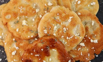 Τραβηχτές πίτες: Αυτή η συνταγή φέρνει άρωμα Μάνης στο σπίτι σας