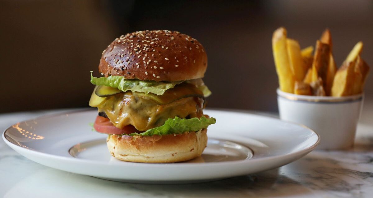 Αυτό το γκουρμέ burger έχει γίνει ανάρπαστο στο Άμστερνταμ – Δείτε το κόστος του