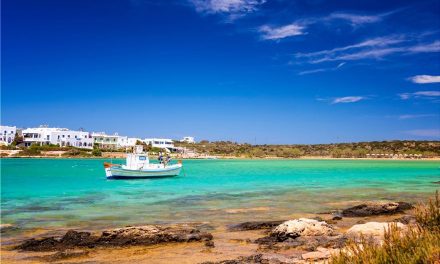 Αντίπαρος, η ήρεμη κοσμοπολίτικη “δύναμη” στην καρδιά του Αιγαίου με τα εκπληκτικά νερά