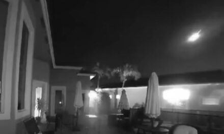 Μια μπάλα φωτιάς πέρασε από τη Γη και το θέαμα έχει γίνει viral (video)