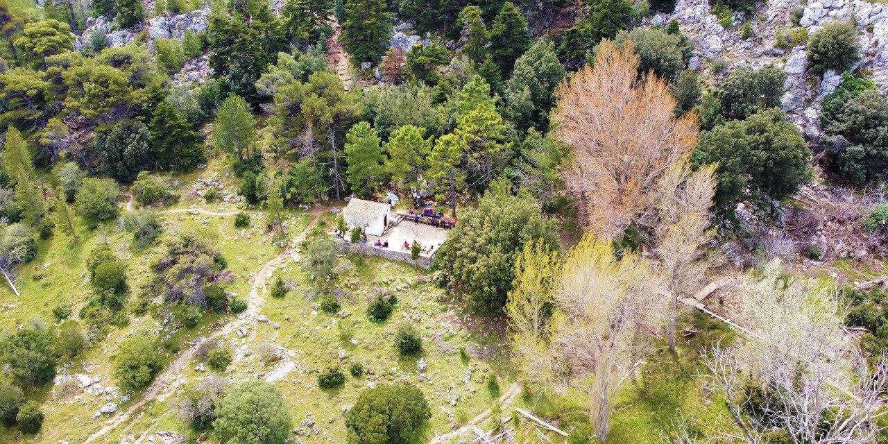 Το μοναχικό εκκλησάκι του Αγίου Γεωργίου στην καρδιά της Πάρνηθας (video)