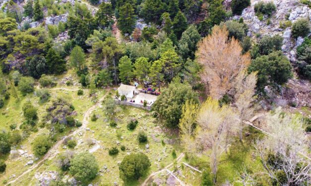Το μοναχικό εκκλησάκι του Αγίου Γεωργίου στην καρδιά της Πάρνηθας (video)