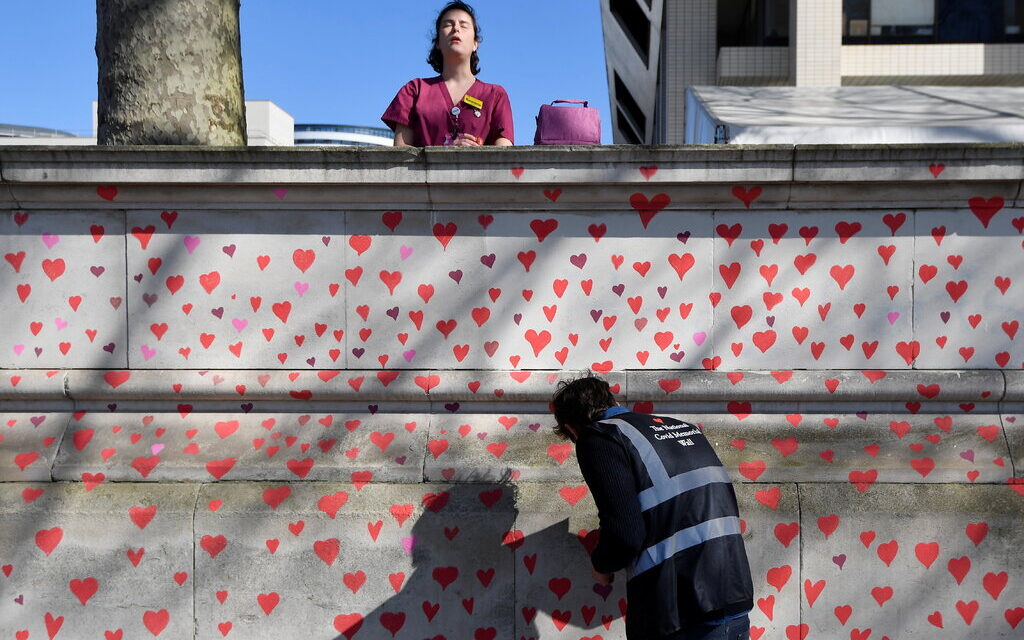 Λονδίνο: Τοίχος μετατράπηκε σε έργο τέχνης με χιλιάδες κόκκινες καρδιές – Για κάθε ζωή που χάθηκε από κορωνοϊό