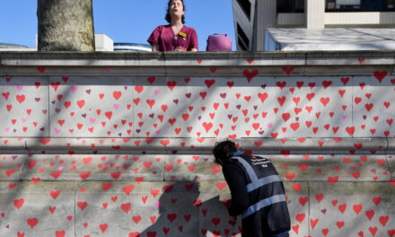 Λονδίνο: Τοίχος μετατράπηκε σε έργο τέχνης με χιλιάδες κόκκινες καρδιές – Για κάθε ζωή που χάθηκε από κορωνοϊό