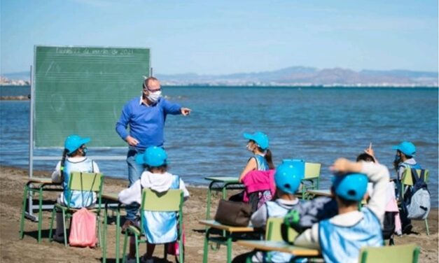 Ισπανία: Σχολείο μετέφερε τις τάξεις… στις παραλίες