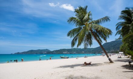 Σουρρεαλιστικές εικόνες στην Ταϊλάνδη με άδειες παραλίες – Μοναδική ελπίδα οι εμβολιασμοί
