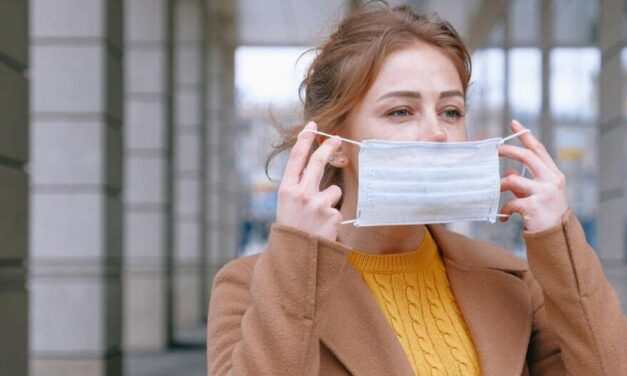 Αυτή η χώρα καταργεί πρώτη τις μάσκες σε εξωτερικούς χώρους