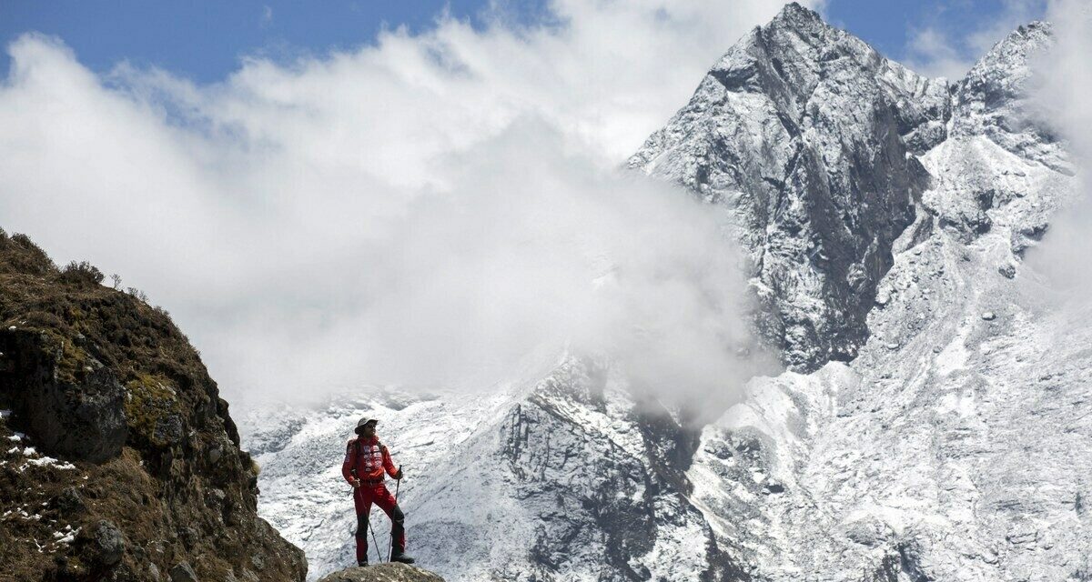 Αγνώριστο το Όρος Έβερεστ – Πετάχθηκαν 2,2 τόνοι σκουπίδια