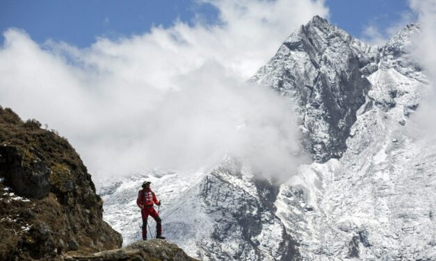 Αγνώριστο το Όρος Έβερεστ – Πετάχθηκαν 2,2 τόνοι σκουπίδια