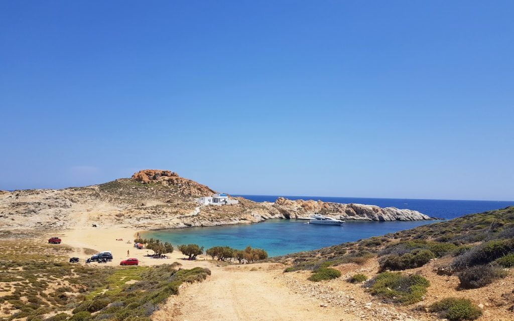 Η χρυσαφένια αμμουδιά της Σερίφου με το γραφικό εκκλησάκι του Αγίου Σώστη (video)