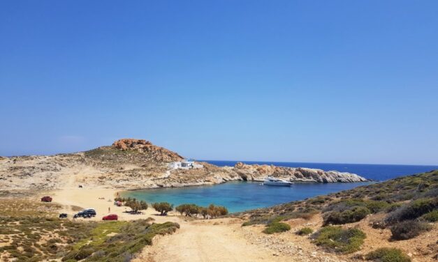 Η χρυσαφένια αμμουδιά της Σερίφου με το γραφικό εκκλησάκι του Αγίου Σώστη (video)