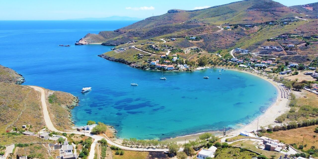 Η υπέροχη παραλία του Οτζιά με τα κρυστάλλινα νερά της