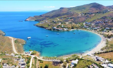 Η υπέροχη παραλία του Οτζιά με τα κρυστάλλινα νερά της