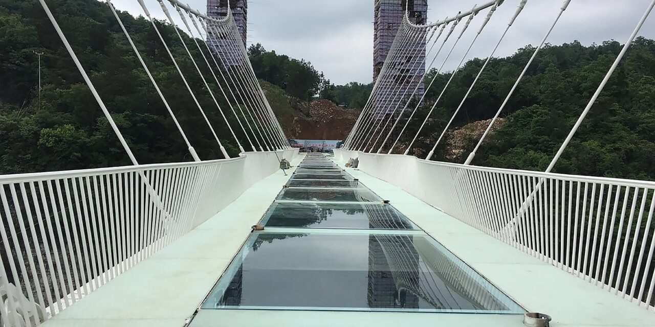 Κίνα: Γυάλινη γέφυρα άρχισε να καταρρέει από ισχυρούς ανέμους – Εγκλωβίστηκε τουρίστας