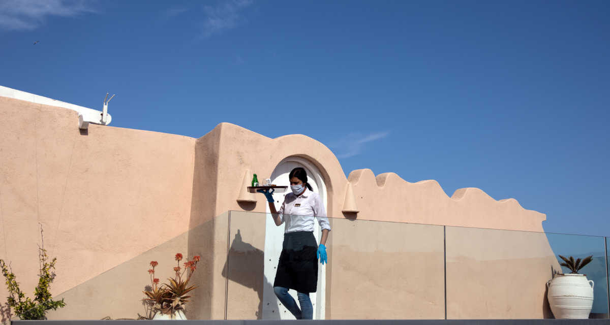 Μειώνονται κατά 50% τα ένσημα για εποχικό επίδομα σε τουρισμό και επισιτισμό