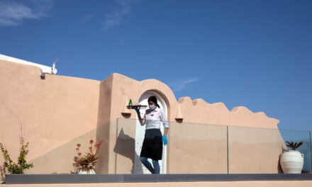 Δύο τεστ την εβδομάδα για ανεμβολίαστους εργαζόμενους σε τουρισμό και εστίαση