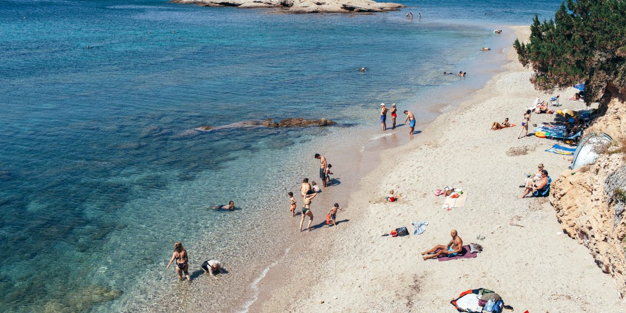 «Παραλία και Προστασία»: Η νέα ενημερωτική δράση του ΙΣΑ για τον κορωνοϊό σε 21 παραλίες της Αττικής