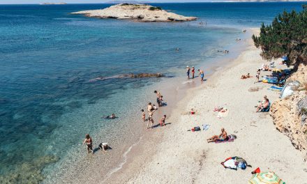 «Παραλία και Προστασία»: Η νέα ενημερωτική δράση του ΙΣΑ για τον κορωνοϊό σε 21 παραλίες της Αττικής